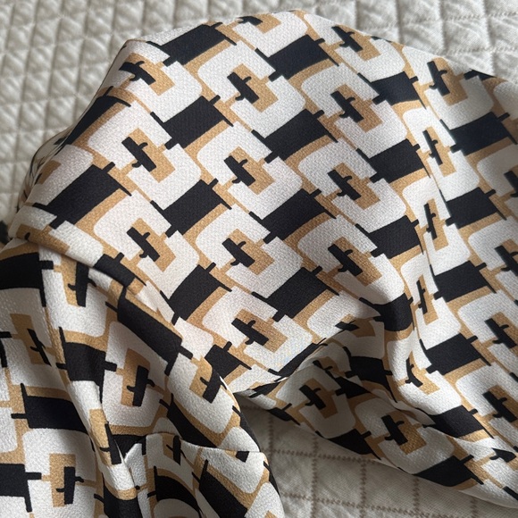 Geometric Patterned Button-Up Shirt - Picture 6 of 6